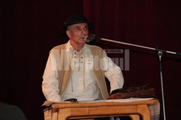 Maestrul Grigore Leșe, prezentând Grupul vocal-instrumental al Diavolului, din Sighetu Marmației