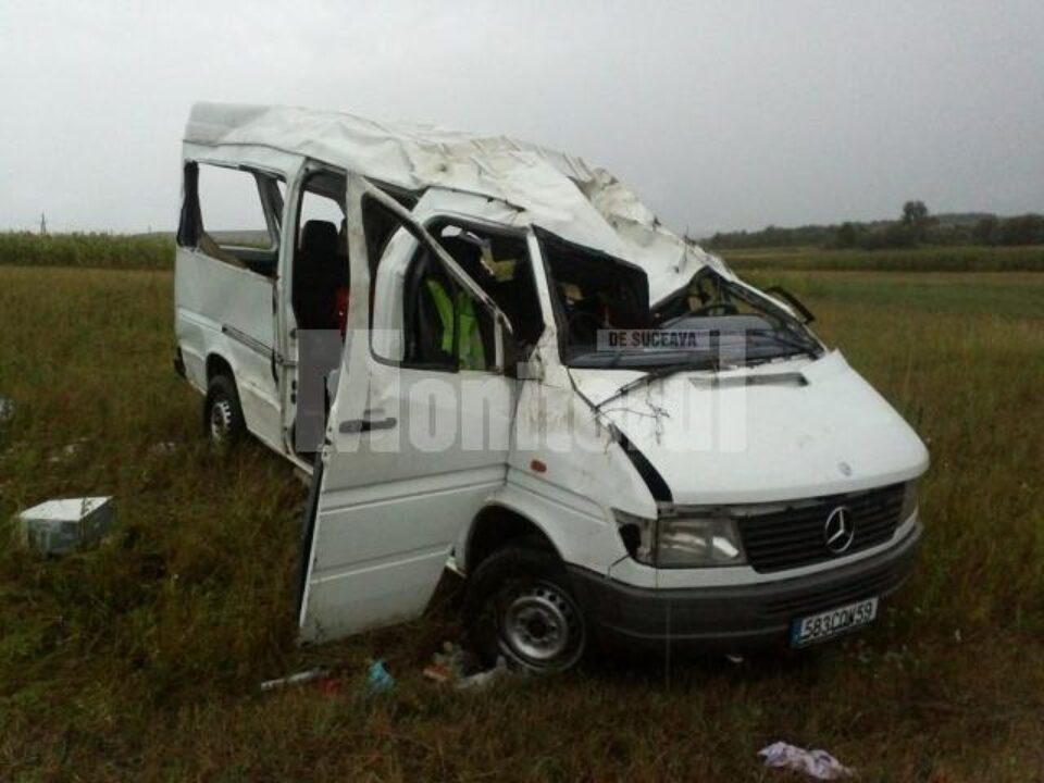 Mașina s-a răsturnat în afara drumului, ajungând la aproximativ 15 metri de carosabil