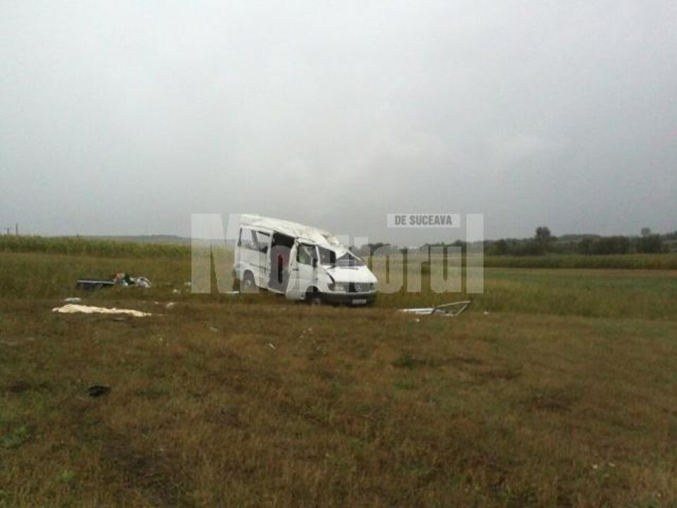 Mașina s-a răsturnat în afara drumului, ajungând la aproximativ 15 metri de carosabil