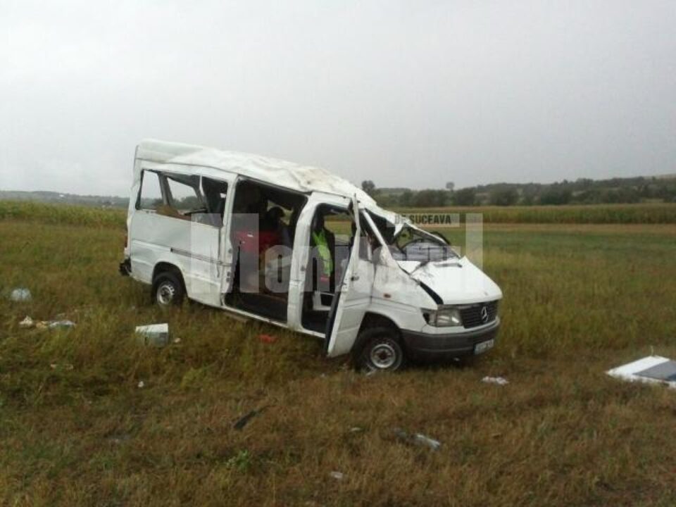 Mașina s-a răsturnat în afara drumului, ajungând la aproximativ 15 metri de carosabil