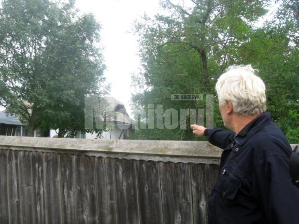 Bărbatul de 54 de ani a fost găsit spânzurat în podul casei