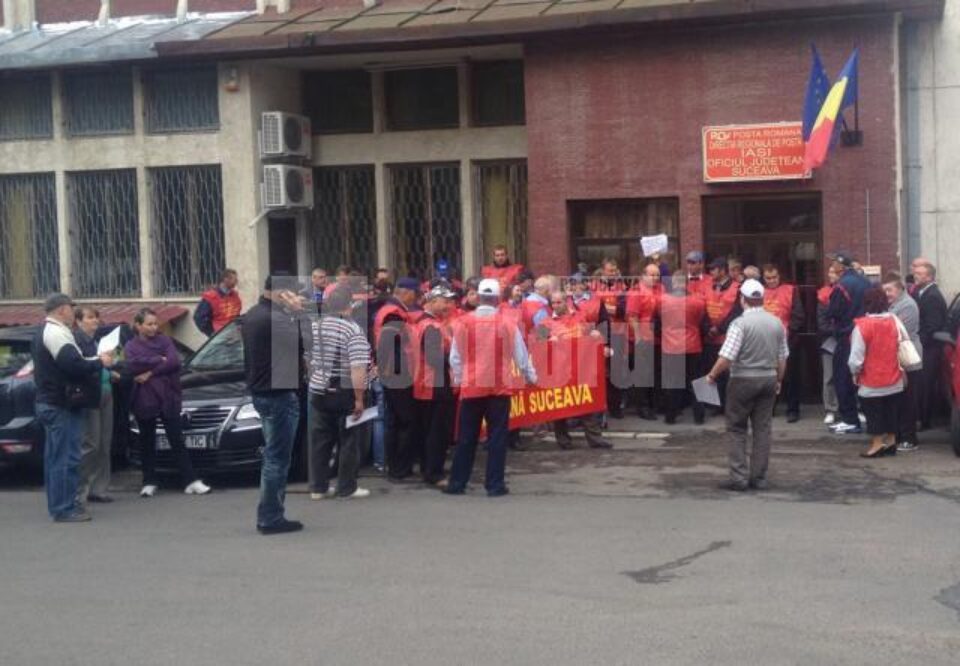 Peste 50 de sindicaliști din Poșta Suceava au protestat ieri în fața sediului instituției