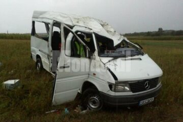 Microbuzul Mercedes Sprinter, înmatriculat în Franța, s-a răsturnat în afara șoselei