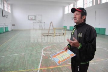 Profesorul de sport Ioan Dragoiu speră să reușească să schimbe fața sălii de sport cu ajutorul sponsorilor