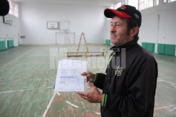 Profesorul de sport Ioan Dragoiu speră să reușească să schimbe fața sălii de sport cu ajutorul sponsorilor