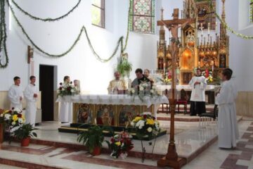 Slujba de hram de la Cacica, oficiată de un trimis al Vaticanului