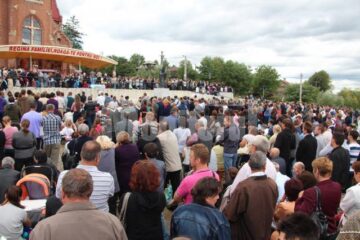 Slujba de hram de la Cacica, oficiată de un trimis al Vaticanului
