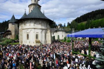 Curtea mănăstirii Putna a fost plină de credincioși