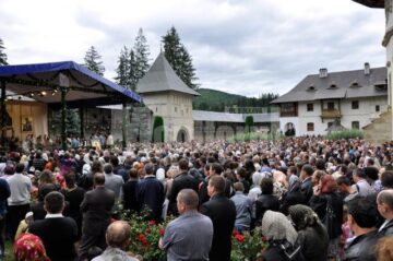 Mii de credincioși au participat la hramul Mănăstirii Putna