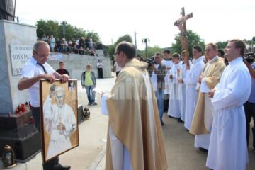 Dan Răican, donând Bisericii din Cacica un tablou pictat de o tânără fără mâini