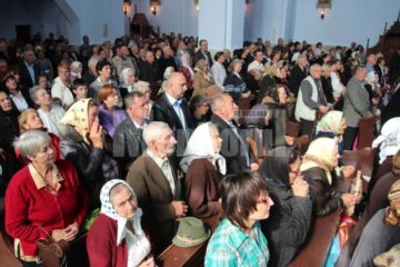 Slujba de hram de la Cacica, oficiată de un trimis al Vaticanului