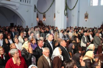 Slujba de hram de la Cacica, oficiată de un trimis al Vaticanului