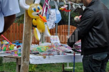 Tarabe amenajate la ieșirea din mănăstire