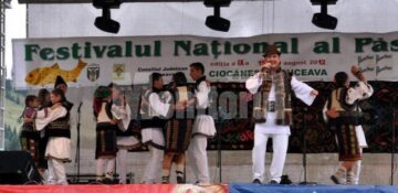 Spectacol folcloric la Ciocănești