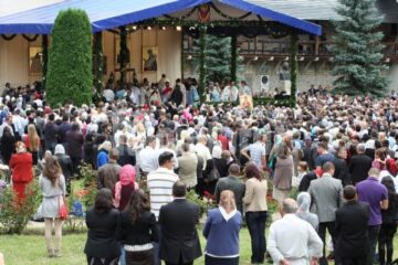 Mii de credincioși au participat la hramul Mănăstirii Putna