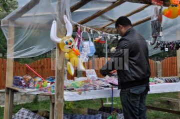 Tarabe amenajate la ieșirea din mănăstire