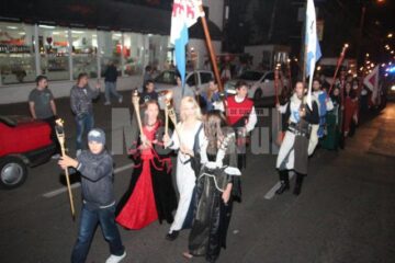 Cavaleri, războinici, stegari și frumoase domnițe în cea mai lungă paradă medievală din România