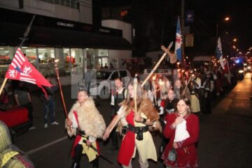 Cavaleri, războinici, stegari și frumoase domnițe în cea mai lungă paradă medievală din România