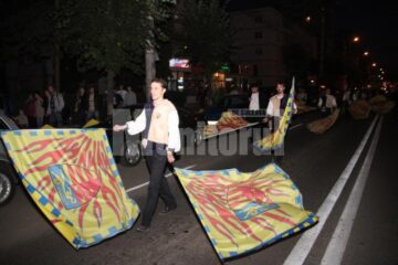 Cavaleri, războinici, stegari și frumoase domnițe în cea mai lungă paradă medievală din România