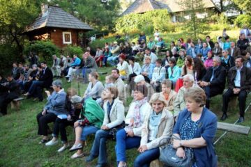 Public la deschiderea Festivalului medieval