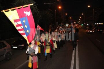 Cavaleri, războinici, stegari și frumoase domnițe în cea mai lungă paradă medievală din România