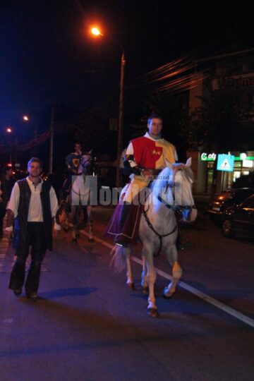 Cavaleri, războinici, stegari și frumoase domnițe în cea mai lungă paradă medievală din România