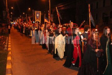 Cavaleri, războinici, stegari și frumoase domnițe în cea mai lungă paradă medievală din România