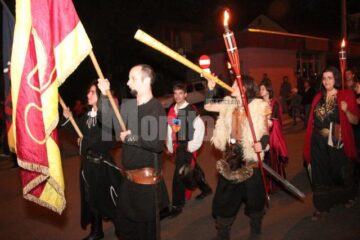 Cavaleri, războinici, stegari și frumoase domnițe în cea mai lungă paradă medievală din România