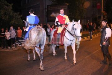 Cavaleri, războinici, stegari și frumoase domnițe în cea mai lungă paradă medievală din România