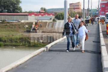 Podul de la Bazar, traversat zilnic de sute de oameni care își riscă viața