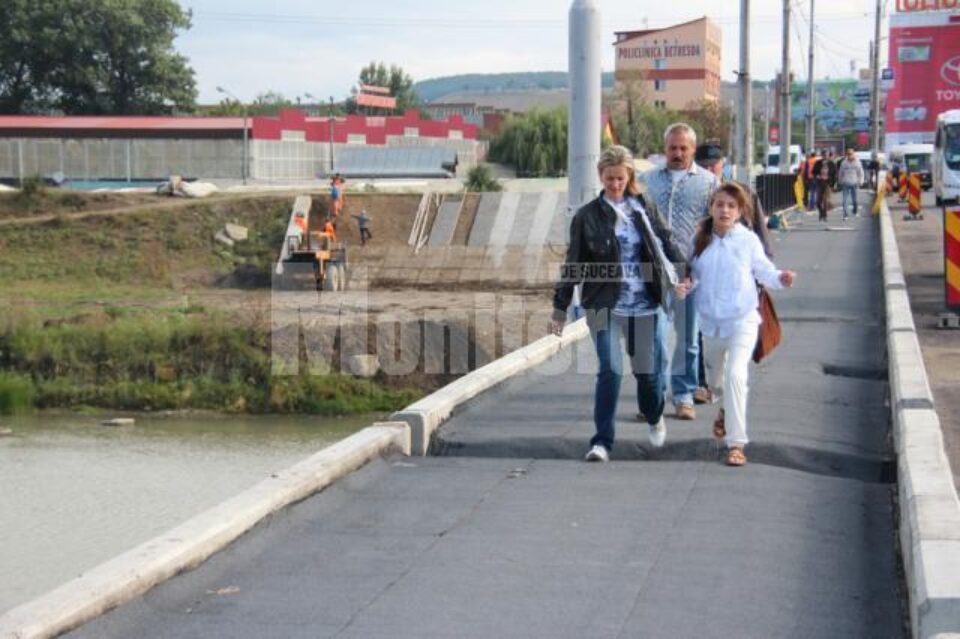 Podul de la Bazar, traversat zilnic de sute de oameni care își riscă viața