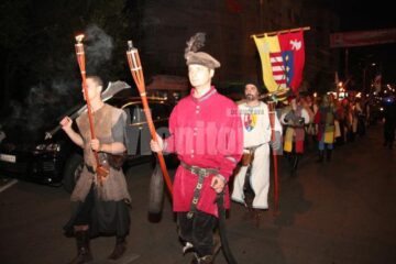 Războinici, călăi, cazaci și cavaleri în armură, pe străzile Sucevei