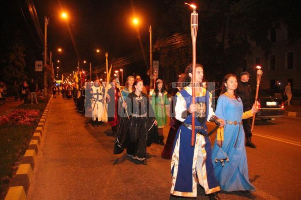 Parada cavalerilor cu făclii deschide seria de manifestări din cadrul Festivalului de Artă Medievală Suceava