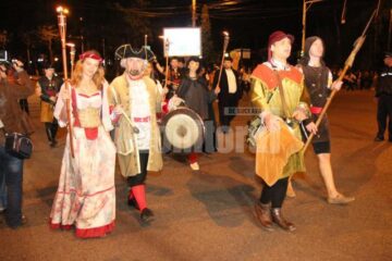 Cavaleri, războinici, stegari și frumoase domnițe în cea mai lungă paradă medievală din România