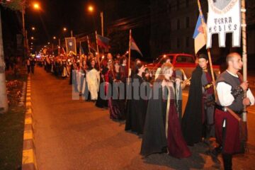 Cavaleri, războinici, stegari și frumoase domnițe în cea mai lungă paradă medievală din România