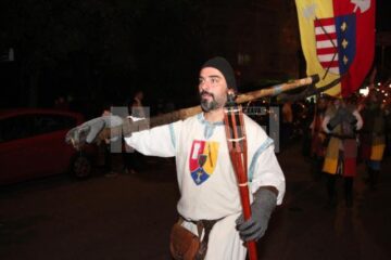 Cavaleri, războinici, stegari și frumoase domnițe în cea mai lungă paradă medievală din România