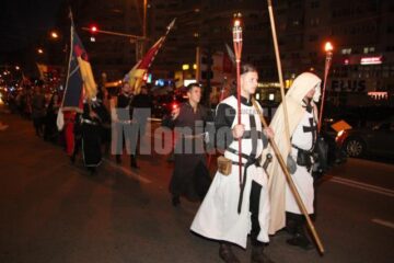 Cavaleri, războinici, stegari și frumoase domnițe în cea mai lungă paradă medievală din România
