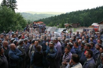 Cei peste 300 de mineri care s-au adunat din nou pentru a-și cere drepturile, iar discuțiile s-au dovedit extrem de dure