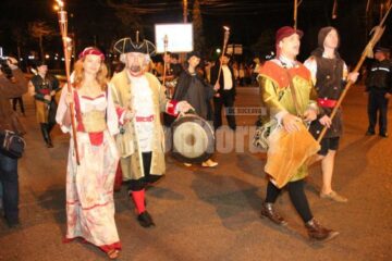 Cavaleri, războinici, stegari și frumoase domnițe în cea mai lungă paradă medievală din România