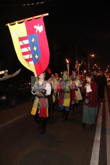 Cavaleri, războinici, stegari și frumoase domnițe în cea mai lungă paradă medievală din România