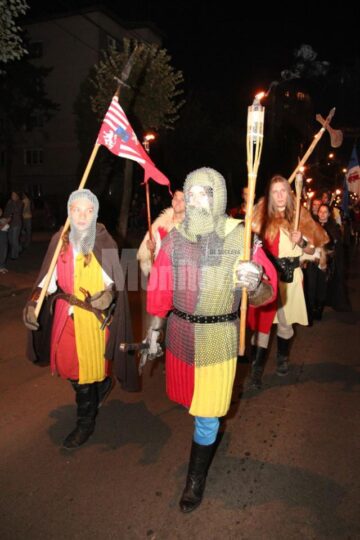 Cavaleri, războinici, stegari și frumoase domnițe în cea mai lungă paradă medievală din România