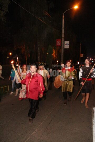 Cavaleri, războinici, stegari și frumoase domnițe în cea mai lungă paradă medievală din România