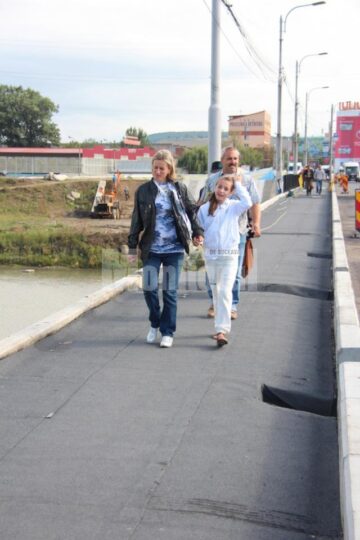 Podul de la Bazar, traversat zilnic de sute de oameni care își riscă viața