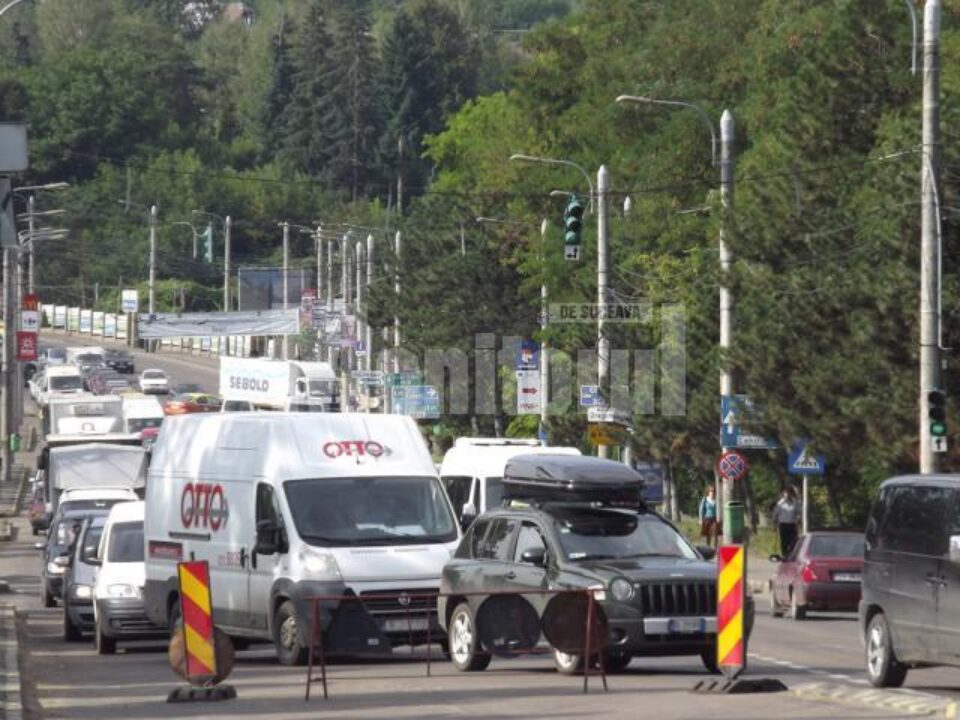 Zile de coșmar în trafic, odată cu blocarea parțială a pasajului CFR și a podului de la Burdujeni