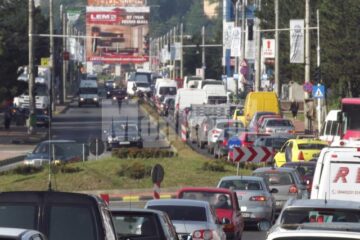 Zile de coșmar în trafic, odată cu blocarea parțială a pasajului CFR și a podului de la Burdujeni