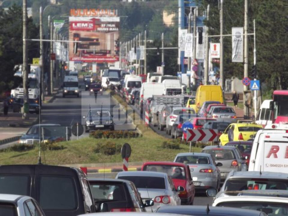 Zile de coșmar în trafic, odată cu blocarea parțială a pasajului CFR și a podului de la Burdujeni