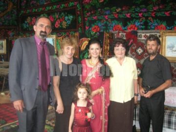 Familia Perhinschi, împreună cu mama Tatianei (dreapta) și nașii ei de botez