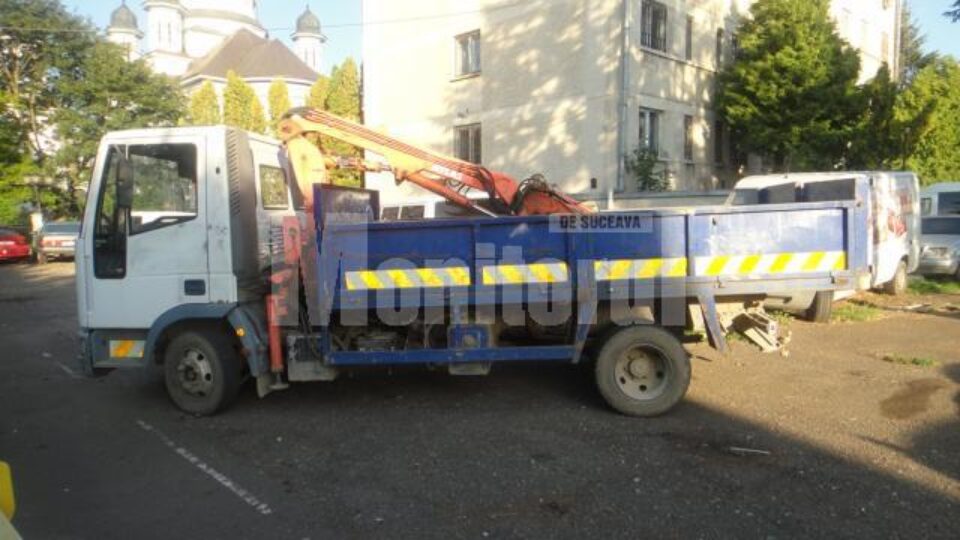 Sub deșeurile de rășinoase cu care era încărcată autospeciala, polițiștii au descoperit mai multe colete cu țigări