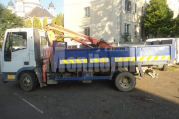 Sub deșeurile de rășinoase cu care era încărcată autospeciala, polițiștii au descoperit mai multe colete cu țigări