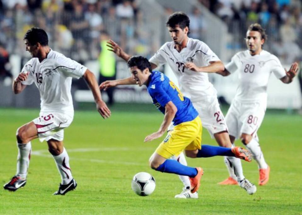Daniel Oros (stânga) si Glauber Berti (dreapta), de la Rapid București, se luptă pentru balon cu Laurențiu Marinescu (C), de la Petrolul Ploiești, în timpul meciului din etapa a V-a a Ligii I. Foto: MediaFax